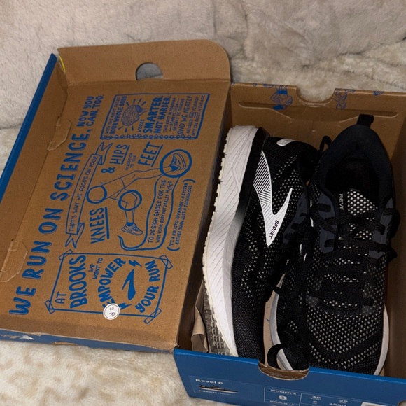 Brooks Revel 6 Black and White Running Shoes - Picture 11 of 11